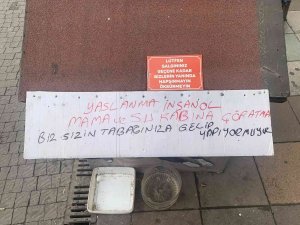 Köpek Kulübesine Yazdığı Yazı İle Hem Şaşırttı Hem De İnsanlık Dersi Verdi