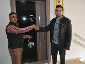 Tosya’da İnşa Edilen Toki̇ Konutları Sahiplerine Teslim Edilmeye Başlanıldı