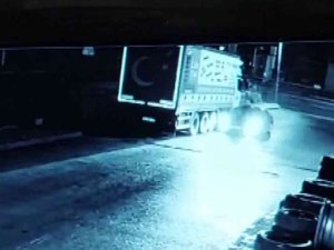 Kartal’da Park Halindeki Tırın Deposundan 600 Litre Mazot Çaldılar