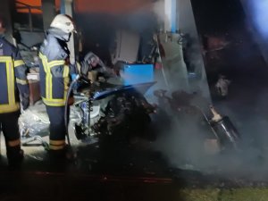 İ̇ş Yerinde Çıkan Yangında Araç Parçaları Küle Döndü
