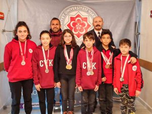 Cumhuriyet Üniversitesi Vakfı Okulları Başarıya Doymuyor