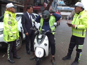 Balıkesir’de Polis Ceza İçin Değil, Yelek Hediye Etmek İçin Durdurdu
