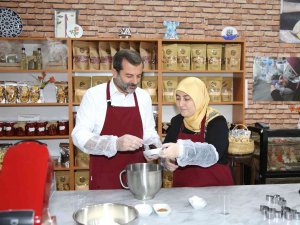 Başkan Ve Eşi Engelliler İçin Mutfağa Girdi