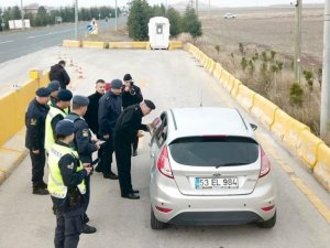 Emniyet Kemeri Denetimi Yapan Jandarma Ekiplerinden Çocuklara Hediye Sürprizi
