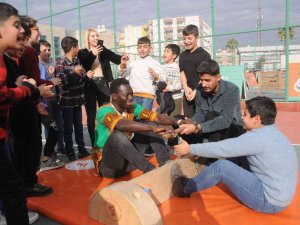 Senegalli Mustafa, Cizreli Çocuklarla Hem Eğlendi Hem De Eğlendirdi