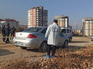 Park Halindeki Araçta Ceset Bulundu