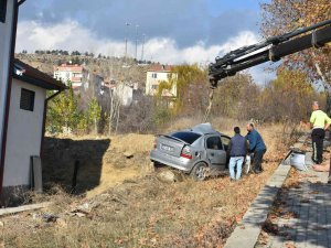 Yoldan Çıkan Otomobil Şarampole Uçtu: 2 Yaralı