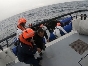 İ̇zmir Açıklarında 69 Düzensiz Göçmen Yakalandı