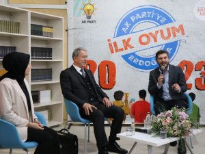 Gençler İstedi, Bakan Akar Cumhurbaşkanı Erdoğan’ı Telefonla Aradı