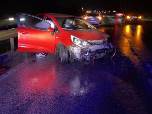 Kontrolden Çıkan Otomobil Bariyerlere Çarptı: 2 Yaralı