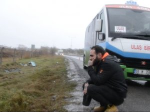 Köpeğe Çarpmamak İçin Manevra Yapıp Tarlaya Girdi, Aracının Başında Gözyaşı Döktü