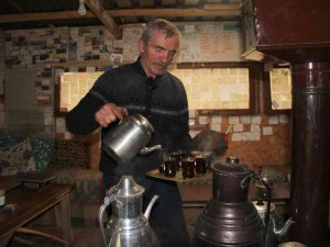 Yolda Kalanların Umudu 24 Saat Kapısı Açık Bulunan Ahşap Kulübe