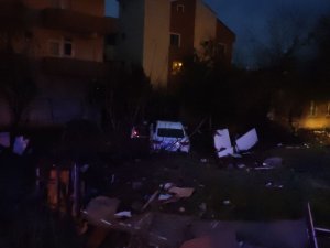 Kontrolden Çıkan Otomobil Çitleri Aşıp Evin Bahçesine Daldı