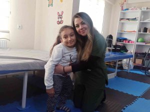 Cam Kemik Hastası İ̇kra’dan 19 Yıl Sonra Umutlandıran Gelişme