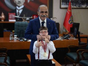 Şehit Polisin Engelli Oğlu Bir Günlüğüne Polis Oldu