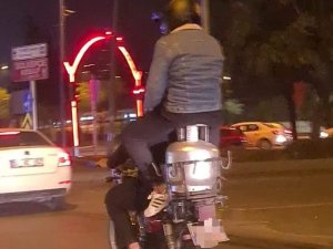 Motosikletteki Tüp Üzerinde Tehlikeli Yolculuk