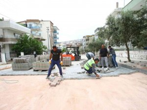 Bayraklı’da Yol Yenileme Çalışmaları Aralıksız Sürüyor
