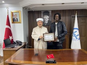 Müslüman Arkadaşlarından Etkilenen Çadlı Öğrenci İ̇slamiyet’i Seçti