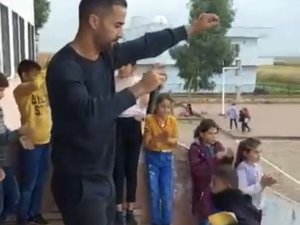 Öğrencilerin İsteğini Geri Çevirmeyen Okul Müdürü Sahneye Çıkıp Şarkı Söyledi, Görüntüler Sosyal Medyada Büyük Beğeni Topladı