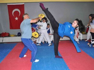 İ̇ki Kolu Olmayan Nisanur, Sümeyye Boyacı Gibi Altın Madalya Kazanmak İstiyor