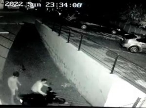 Motosiklet Hırsızları Güvenlik Kamerasına Yakalandı