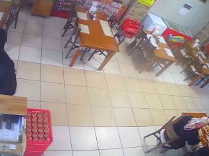 Yardım Kumbarasını Çaldı, Önce Kameraya Sonra Polise Yakalandı