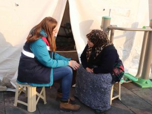Depremzedelere Psikososyal Destek Sağlıyorlar