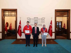 Başarılı Sporculara Hediye Takdimi