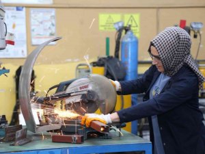 2 Çocuk Annesi, Dantel Dantel Kaynak İşliyor