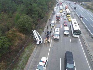 Eyüpsultan’da İçerisinde Turistlerin Bulunduğu Servis Minibüsü Devrildi: 2’si Ağır 10 Yaralı