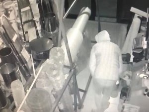 Hırdavat Dükkanından Çaldıkları Malzemeleri El Arabasıyla Taşıdılar