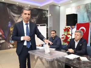 İ̇ki Adayın Yarıştığı Kongrede Mevcut Başkan Güven Tazeledi
