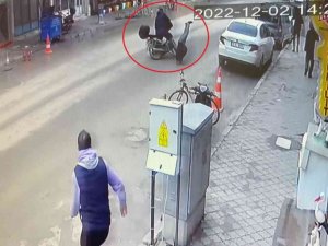 Motosiklet Yaşlı Adama Çarptı, O Anlar Kameraya Yansıdı