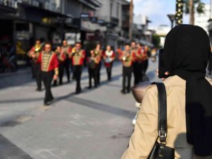 Büyükşehir Bandosu Yeniden Atatürk Caddesinde