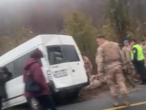 Jandarma Ekiplerini Taşıyan Minibüs Kaza Yaptı