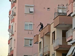 Çatı Cambazı,herkese Ecel Teri Döktürdü