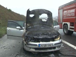 Otoyolda Seyir Halindeki Otomobil Alev Aldı, O Anlar Kameraya Yansıdı