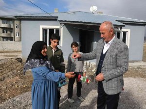 Gül Ailesi, ‘3 Aralık Dünya Engelliler Günü’nde Yeni Evlerine Kavuştu