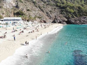 Güneşli Aralık Ayını Fırsat Bilen Plaja Geldi