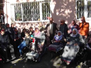 Engelliler Günü’nde Akülü Sandalye Hediye Ettiler