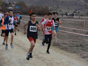 Genç Atletlerin Kıyasıya Mücadelesi: 252 Sporcu Ter Döktü