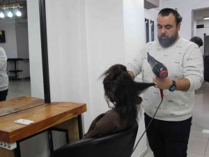 Batmanlı Kuaförden Engelliler Günü’nde Engelli Vatandaşlara Ücretsiz Hizmet