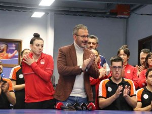 Engelli Sporcular Bakan Kasapoğlu İle Masa Tenisi Oynadı
