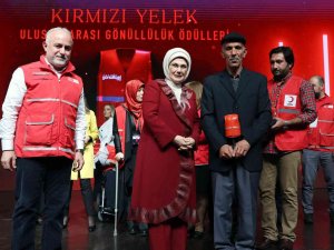 Emine Erdoğan: “Gönüllülük Kültürünü Yaşatırsak, Dünya Sevgiyle Çepeçevre Kuşanır”