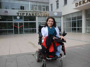 Engel Tanımadı Uzman Doktor Oldu, Sosyal Medyada Beğeni Topladı