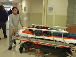 Minibüs İle Otomobil Çarpıştı, 1 Kişi Yaralandı