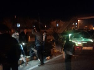 Otomobil Refüje Çarptı: 2 Yaralı