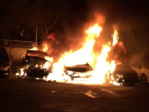 Servis Otoparkında Arızalı 5 Araç Alev Alev Yandı