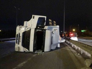 Tem’e Girmek İsteyen Kağıt Yüklü Tır Virajı Alamayıp Devrildi