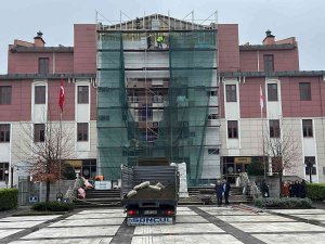 Depremde Hasar Gören Adliye Binasında Çalışmalar Sürüyor